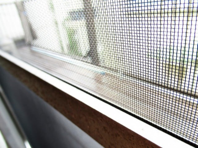 窓の網戸の隙間
